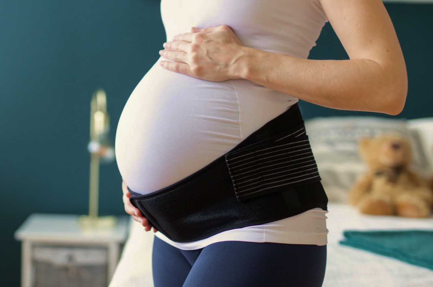 Pregnant mom uses pregnancy support belt