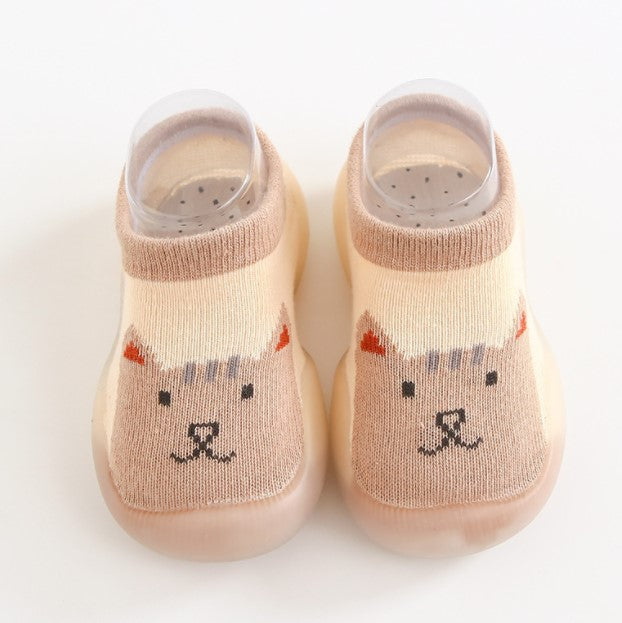 Baby shoes with a cat picture