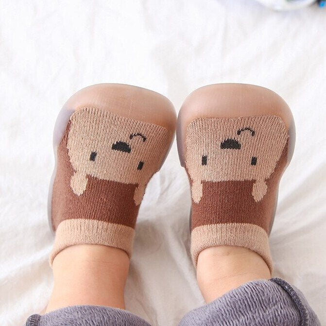 Baby shoes with a bear picture